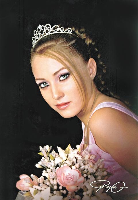 Srita. Victoria Isabel González Guerrero, en una foto de estudio con motivo de sus quince años.