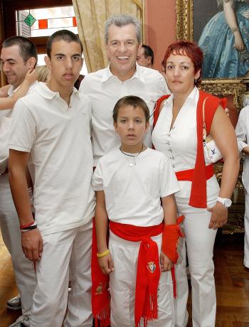 El entrenador mexicano Javier Aguirre en compañía de su familia también se hizo partícipe de la festividad española.