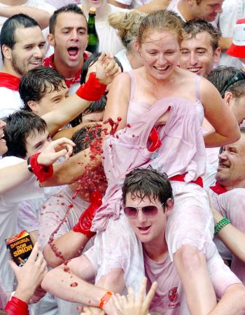 La edil Saralegui, séptima mujer en la historia de los Sanfermines que disfruta de este privilegio, eligió para la ocasión la novedosa fórmula de sustituir, en castellano, el género masculino por el femenino para englobar a toda la ciudadanía.