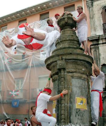 El que sería premio Nobel llegó por primera vez a Pamplona acompañado de su primera mujer, Hadley Richardson, el 6 de julio de 1923 y las fiestas calaron tan hondo en él que repitió viaje en varias ocasiones, la última de ellas en 1959.