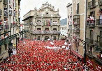 Buena parte de la fama universal de los Sanfermines se debe a las referencias que Hemingway recogió en sus crónicas periodísticas y en su novela 'The sun also rises', traducida como 'Fiesta' en español.