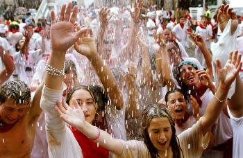 Tras el grito de 'Pamplonesas, Viva San Fermín', repetido en vasco -'Iruindarrak, Gora San Fermín'-, Saralegui prendió el cohete, que tardó unos segundos en explotar, mientras los congregados dieron vivas al patrón de la ciudad, cuya festividad se celebra el 7 de julio.