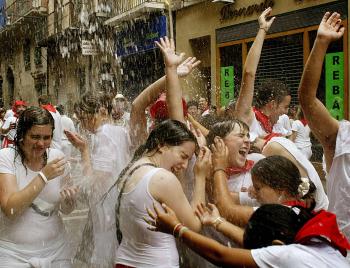 Los Sanfermines 2005 se iniciaron con el lanzamiento desde el balcón del Ayuntamiento de la ciudad del tradicional 'chupinazo', el cohete pirotécnico que abre cada año las fiestas españolas más universales.
