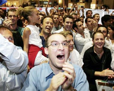 La capital británica, siempre superada por París y hasta por Madrid en las evaluaciones previas del COI, ha tenido un brillante esprint final en el que ha influido sobremanera el tesón y respaldo del Primer Ministro, Tony Blair.

Si Londres ha sido la gran triunfadora, Madrid ha tenido una derrota dulce, sobre todo por su condición de debutante.