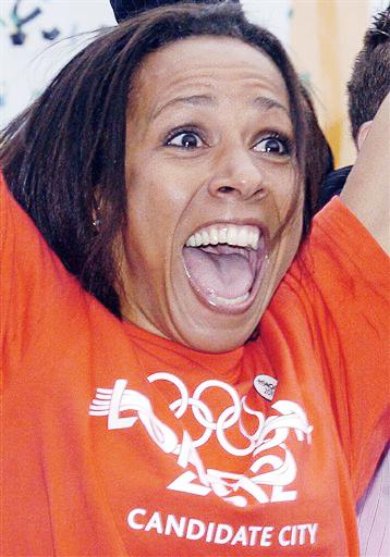 La doble medallista británica Kelly Holmes, que durante la campaña olímpica había recordado el orgullo que produjo al Reino Unido el éxito logrado por los atletas británicos en los Juegos de Atenas, acogió desde esta plaza con saltos y lloros de emoción el veredicto del Comité Olímpico internacional (COI).