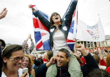 Toda la ciudad había inundado las calles para aplaudir la victoria de la selección inglesa de rugby en el mundial de Australia de 2003, y aún más reciente se recuerda el júbilo generalizado entre los británicos cuando un equipo inglés, el Liverpool, ganó este año la Liga de Campeones en una frenética final en Estambul.