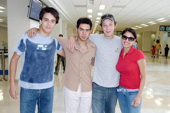 Antonio Auais viajó a Mérida y lo despidieron Ernesto, Daniel  y Nena.