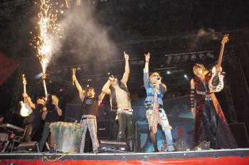 El ex timbiriche Jan Duverger fue el encargado de anunciar a la rubia; en ese instante las más de tres horas de espera de sus fans quedaron en el olvido, sobre todo cuando los de Moderatto regresaron al foro, tomaron sus instrumentos y comenzaron a tocar las notas de Muriendo Lento.