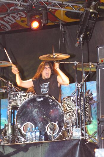 Brian Amadeus, Mick, Marcy, Xavi, Roy y Elohim sacaron chispas gracias a las estruendosas notas del metal.