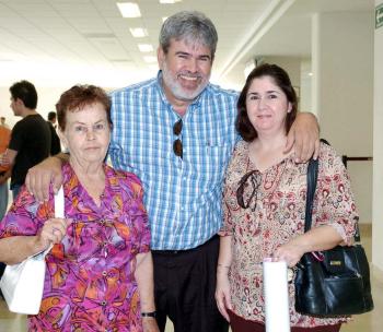 13 de julio 2005
Elías Muñoz viajó a California y fue despedida por Mayela y Gerardo Quezada.