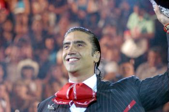 “Muchas gracias, buenas noches Comarca. ¿Cómo están? ¿contentos? Me comentaron que cumple cien años Gómez Palacio... esta gente siempre me ha recibido como si estuviera en mi casa. ¿Cómo va ese ánimo? ¿Van a cantar? ¡pues empezamos con esto!”.