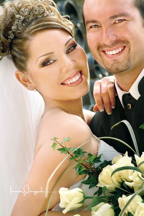 Sr. Javier E. Hoyos Flores y Srita. Ofelia López Cortinas contrajeron matrimonio religioso el sábado 28 de mayo de 2005 .

Estudio: Laura Grageda