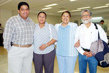 Ma. Trinidad Caudillo y Elena Hernández viajaron a Mérida y fueron despedidas por Ramón Veloz y Karina Hernández.