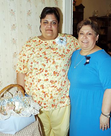 Laura Lozano de Gutiérrez espera el nacimiento de su primer bebé y por ello su mamá, Laura Elena Torres de Lozano, le ofreció una fiesta de canastilla.
