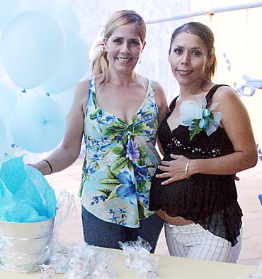 Miriam Mendoza de Ramos recibió lindos obsequios para el bebé que espera, en la reunión que le organizó Concepción Soto.