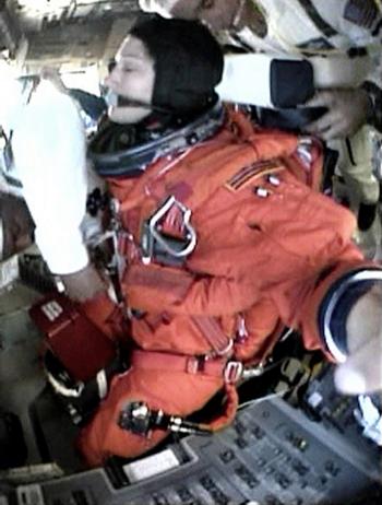 En la maniobra del retorno al planeta, la nave debe soportar temperaturas altísimas.

Las imágenes desde la perspectiva del láser, que está acompañado por una cámara de televisión, mostraron el procedimiento, en el que el brazo robótico se extendía a lo largo del borde negro del ala.