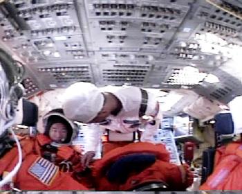Manejando el brazo por computadora desde dentro de la nave, los astronautas buscaban rajaduras que puedan representar un peligro para el transbordador cuando el Discovery regrese a la atmósfera de la Tierra antes de su previsto aterrizaje el 7 de agosto.