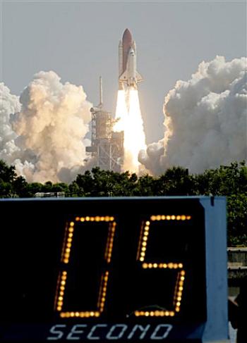 Durante la misión, la comandante Eileen Collins y su tripulación transportarán suministros a la Estación Espacial Internacional (ISS, por sus siglas en inglés) y probarán nuevas técnicas para inspeccionar y reparar el transbordador en órbita.