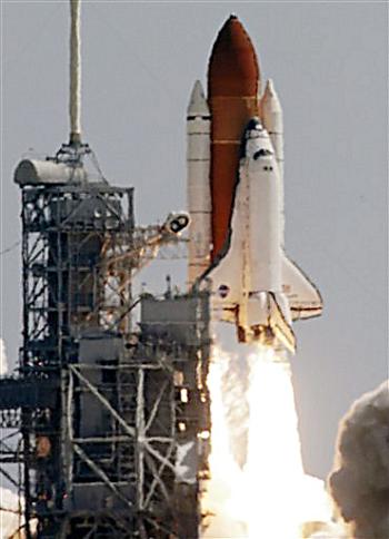 El Discovery despegó con siete astronautas a bordo, en el primer lanzamiento de un transbordador espacial desde la tragedia del Columbia hace dos años y medio.