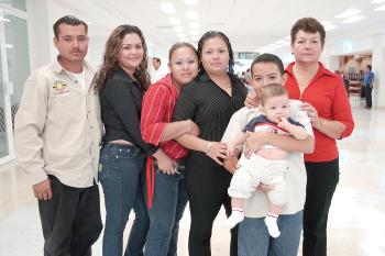 Cristina Martínez, Carlos González e Irma Torres viajaron a los Ángeles y fueron despedidos por la familia Martínez.
