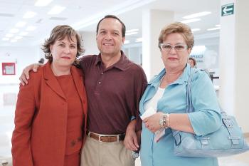 25 de julio 2005
 Paquita y Graciela González viajaron a San Diego y las despidió Julián Alba.