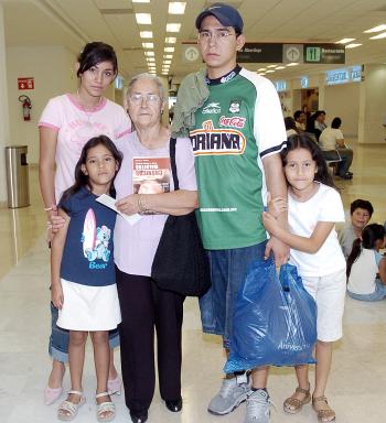 Catalina Carrillo y María Salazar, viajaron a la Ciudad de México y las despidió su familia.