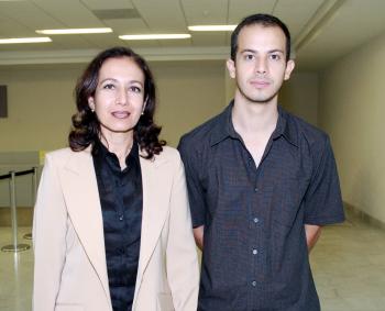28 de julio 2005
Salomé de Katsicas viajó al Distrito Federal y fue despedida por Omar.