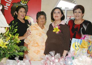 Ana Isabel Córdova de González en compañía de su mamá María Cristina García e Isabel Rodríguez Meza quienes le preaparaon una fiesta de canastilla.