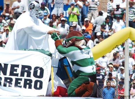 El 'dios' del futbol le otorgó al 'Guerrero' una estrella para que el futbol permanezca en la región.

La afición albiverde recibió a Pumas como se merece, con un “goya” un poco modificado en su final, que en realidad termina siendo una remembranza a las progenitoras de los auriazules. El calor en la cancha hizo que hasta el más aventurado sacara su último recuerdo de Mazatlán para cubrirse del sol, mientras que en la tribuna aparecía Héctor “El Ruso” Adomaitis, que aún levanta a la afición por los recuerdos que dejó en este estadio.