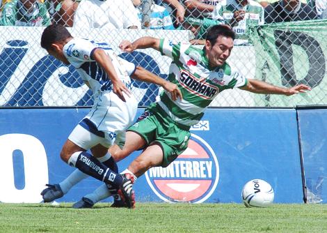 El inicio fue prometedor para los Guerreros, ya que Cariño filtró pase para el rubio jugador, aunque su disparo de izquierda salió muy cruzado. Al minuto 22, Matías se quitó a cuatro adversarios en área enemiga, pero Bernal le robó el esférico de sus botines. Espinoza no pudo conectar el balón en un tiro de esquina, cuando estaba solo y el balón pasó de largo. 


Mientras Junior César intentaba, en base a su velocidad, llevarse a los jugadores, Jair peleaba los balones de todos los modos, posterior a la expulsión de Vuoso. Con marcas escalonadas, el “Pony” no pudo trascender como siempre en los partidos, sin poder enviar sus venenosos centros.