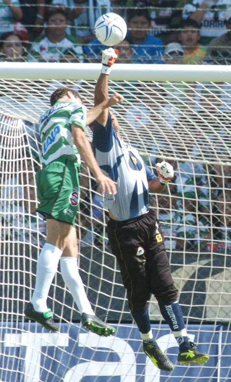 Jugar con tres volantes de contención, con características meramente defensivas, no permitieron tener al equipo la profundidad deseada y mucho menos generar claras oportunidades de gol. El ingreso de Jair García fue notoria, pero gracias al árbitro central, Hugo León Guajardo, duró sólo 15 minutos, al echar del campo al “Mati”.