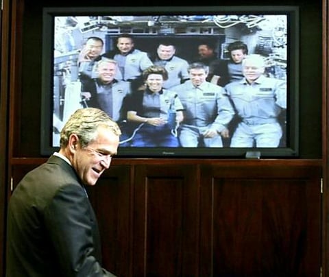 La comandante del 'Discovery', Eileen Collins le dijo al presidente de EEUU, George W. Bush, que los astronautas están 'muy orgullosos' de su misión mientras preparan, a 385 kilómetros de la Tierra, una reparación sin precedentes.