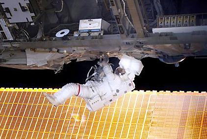 Una hora más tarde, el control de misión en el Centro Espacial Johnson de Houston (Texas), dio a Noguchi y Robinson la orden de que concluyeran su paseo espacial.