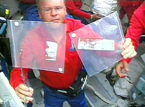 Toda la operación fue coreografiada por el astronauta Andrew Thomas e incluyó el lento desplazamiento del brazo robótico hasta llevar a Robinson cerca de los puntos donde estaban las protuberancias en el vientre del transbordador