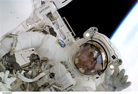 Después de que Robinson y Noguchi realizaron otros trabajos en el exterior del transbordador y la estación, el brazo robótico de 'Alfa' se desplazó hasta un punto en el cual el astronauta estadounidense se sujetó a la plataforma móvil.
