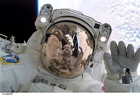 El brazo robótico del 'Discovery' empezó a moverse hasta colocar su extremo a unos 20 metros de la nave, en un punto desde el cual su cámara permitiría la observación del resto de la tarea.