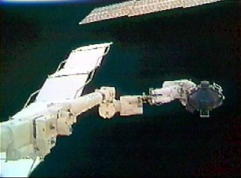 LA REPARACIÓN

La reparación, sin precedentes, a una órbita de 385 kilómetros sobre la Tierra, fue el momento culminante del tercer paseo espacial de esta misión del 'Discovery', la primera desde que en febrero de 2003 el 'Columbia' se desintegró cuando retornaba a la Tierra.