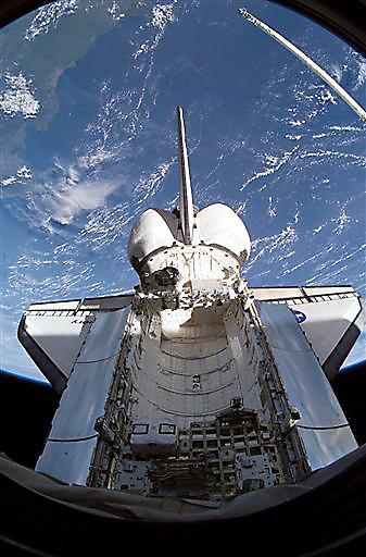 Entretanto, a medida que Discovery continuaba su misión orbital, la tripulación envió imágenes de nuestro planeta tomadas con sus cámaras, habló durante algunos minutos acerca de su exploración espacial y rindió tributo a los que no pudieron regresar a la Tierra.