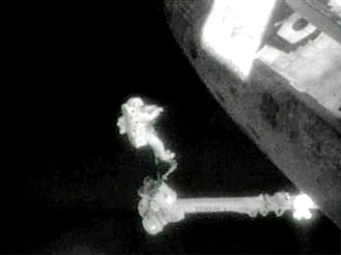 La investigación de la catástrofe determinó que una ruptura de la cubierta aislante de la nave -causada por trozos de espuma desprendidos del tanque de combustible en el lanzamiento- causó fisuras en el escudo de protección térmica, lo que permitió la entrada de gases muy calientes que desintegraron el 'Columbia'.