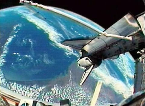 Poco antes de que los astronautas completaran la décima jornada en el espacio con más de 145 órbitas en torno a la Tierra, el control de misión en el Centro Espacial Johnson de Houston (Texas), les comunicó que los experimentos en túnel de viento y otras pruebas indican que el trozo de material dañado sobre la cabina no causará problemas cuando la nave reingrese a la atmósfera.