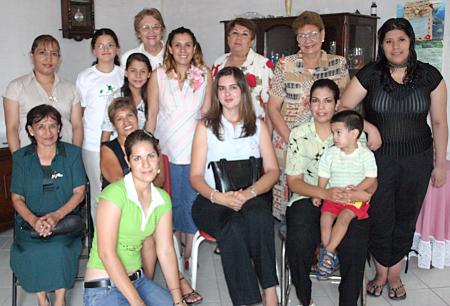 Alma Rosa Aranda Rivera acompañada por un grupo de familiares y amigas, quienes asistieron a la fiesta de canastilla que se le ofreción en días pasados.