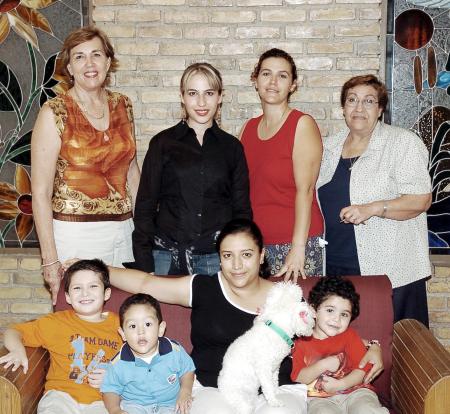 Dulce Lozano de Verano, Blanca Jiménez de Verano, Paty de Mathus, María Luisa Dingler, Luisito Verano, Joel Verano, Facundo Mathus y Yasmín Elizabeth.