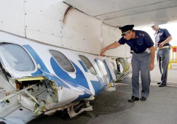 Los primeros controles parecen confirmar que los dos motores se bloquearon, lo que es un hecho 'muy raro', dijo el presidente del Ente Italiano para la Aviación Civil (ENAC), Vito Riggio, que precisó que también se está inspeccionando la cisterna utilizada en Bari para abastecer de carburante al aparato por si hubiera irregularidades.