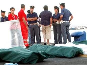 Por su parte, los forenses del Policlínico de Palermo han terminado la autopsia de los trece cadáveres y han llegado a la conclusión de que la mayoría falleció por el impacto del avión contra el mar, mientras sólo en cuatro se han encontrado síntomas de que murieron ahogados.