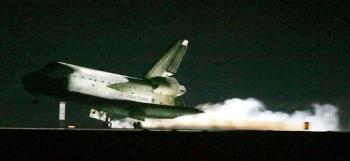 A pesar del éxito del vuelo del 'Discovery', rodeado de expectativas, todo el programa de transbordadores de EU ha vuelto a quedar en suspenso mientras la NASA estudia por qué volvieron a desprenderse trozos de espuma aislante del depósito de combustible exterior en el lanzamiento.