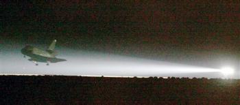 El cambio de costa fue una gran decepción para los familiares de los astronautas, que esperaban a sus seres queridos en Cabo Cañaveral. El reencuentro quedó postergado para el miércoles en Houston.