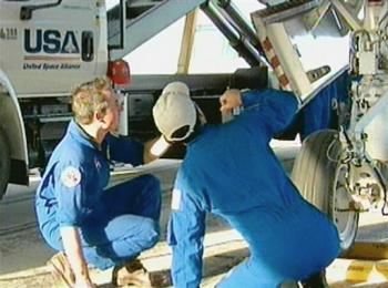 Felicidades, fue un vuelo realmente espectacular', dijo uno de los operadores a la tripulación una vez que la nave se detuvo en la pista. 'Bienvenidos a casa, amigos'. 
Respondió la comandante del Discovery, Eileen Collins: 'Estamos contentos de estar de vuelta, y felicitamos al equipo por un buen trabajo'.