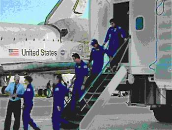 El Discovery reingresó a la atmósfera para descender cruzando el Océano Pacífico antes de aterrizar en la base aérea Edwards en el desierto de Mojave, en California, después de 14 días de misión que incluyeron una estadía en la Estación Espacial Internacional.