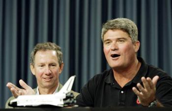 Mike Leinbach (der.), director de la misión durante una conferencia de prensa celebró el regreso de los astronautas sanos y salvos.

Tambien afirmó que el programa de transbordadores había 'cerrado el círculo'.