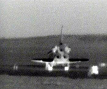 El transbordador espacial Discovery y sus siete tripulantes retornaron a la Tierra, dando un exitoso final al regreso del hombre a los vuelos espaciales tras dos años y medio de pausa después de la destrucción del Columbia en el 2003.